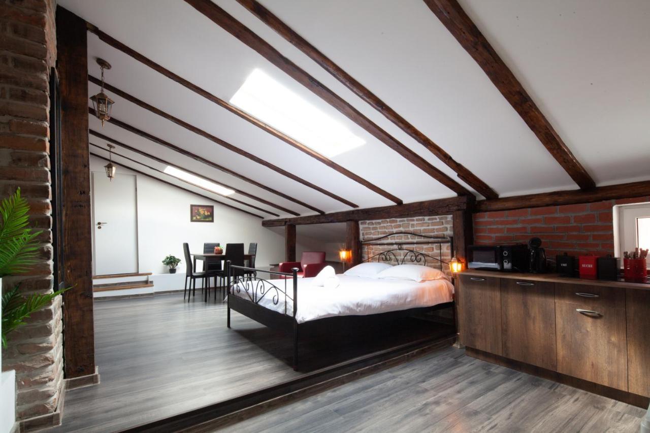 Little Paris Booutique In Old Town Center Brasov Apartment ภายนอก รูปภาพ