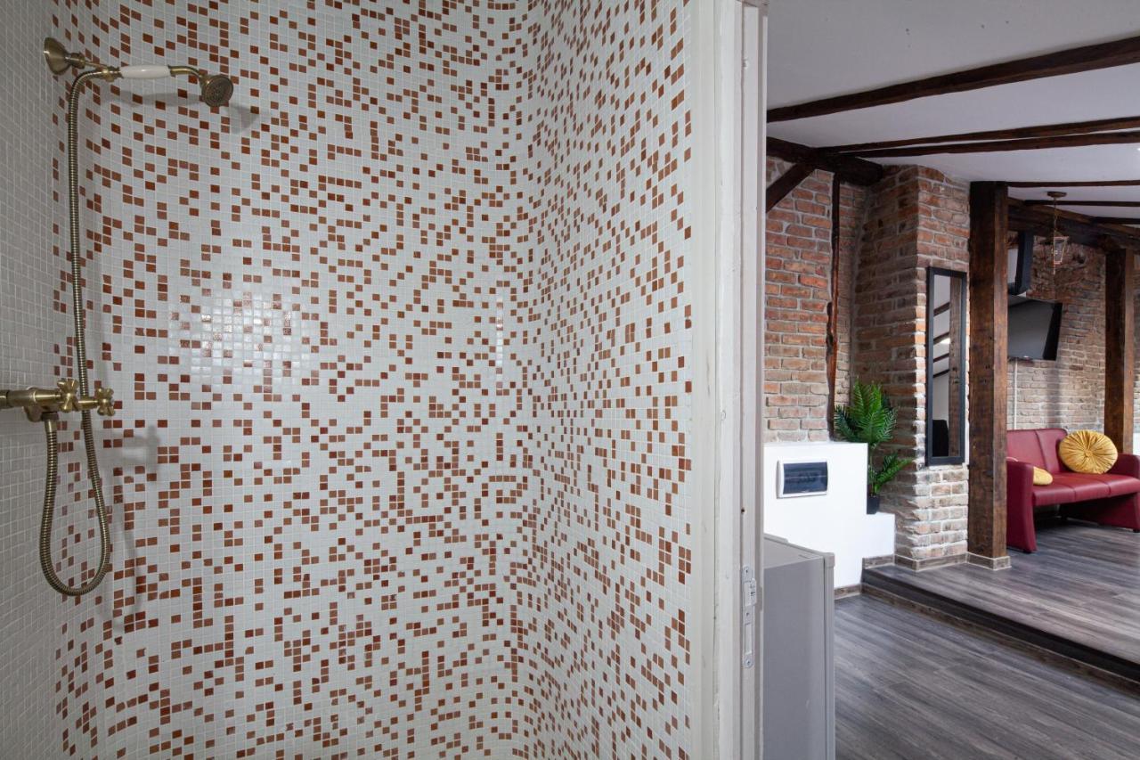 Little Paris Booutique In Old Town Center Brasov Apartment ภายนอก รูปภาพ
